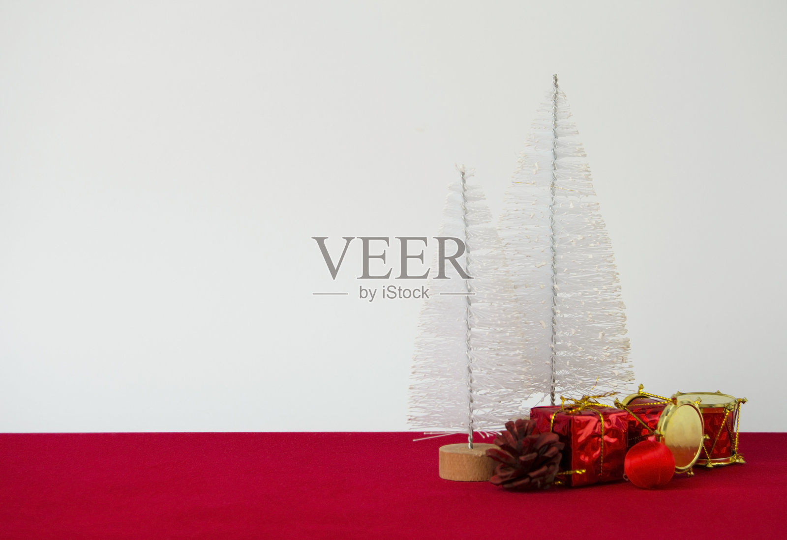 复古圣诞装饰和圣诞树。节日庆祝贺卡。圣诞树。圣诞概念。圣诞装饰。留白空间。照片摄影图片