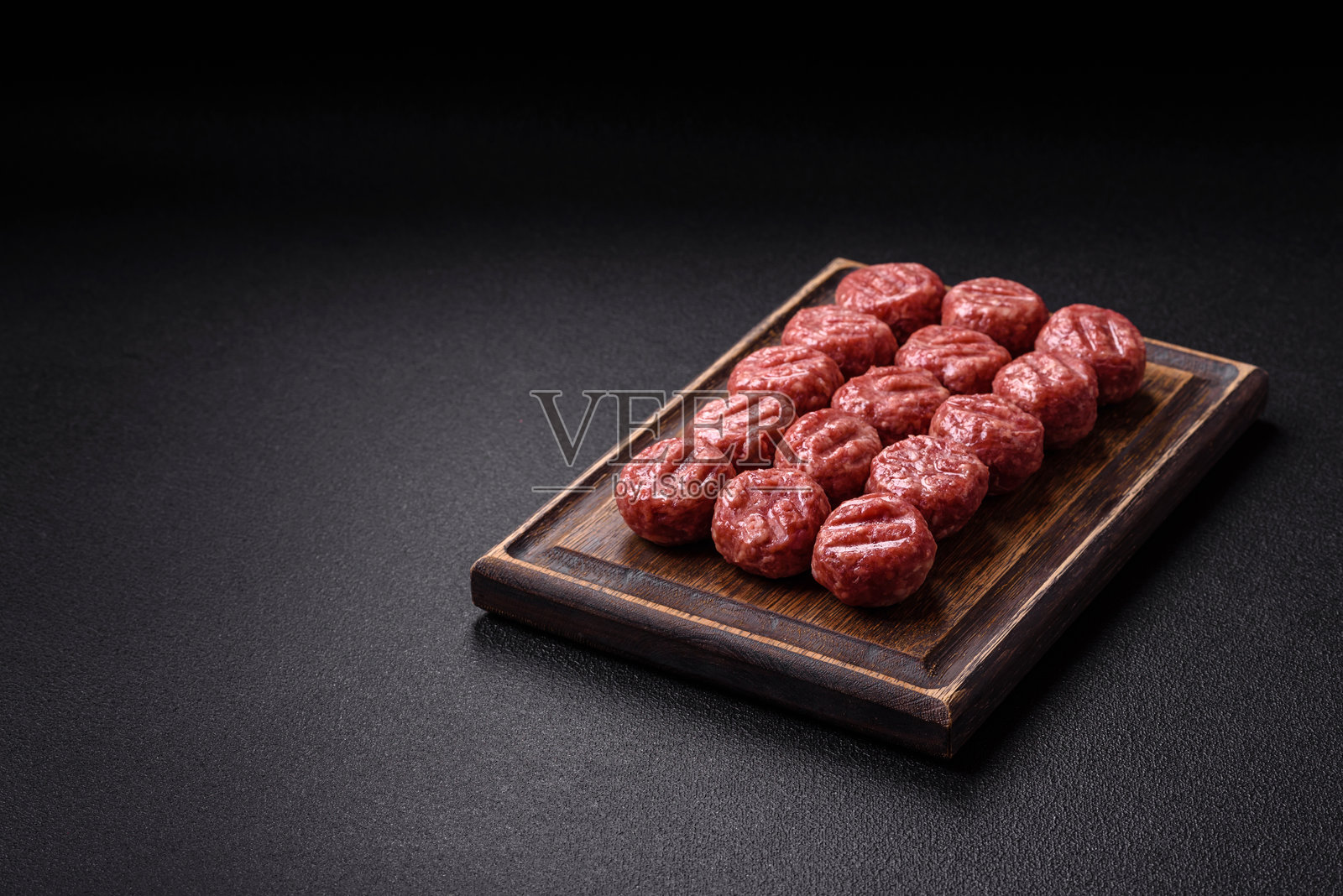 生肉丸,使用牛肉、猪肉或鸡肉剁碎,加入盐和香料。照片摄影图片