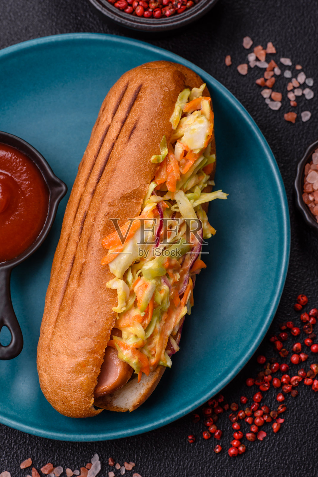 热狗配烤香肠、卷心菜、胡萝卜和洋葱照片摄影图片