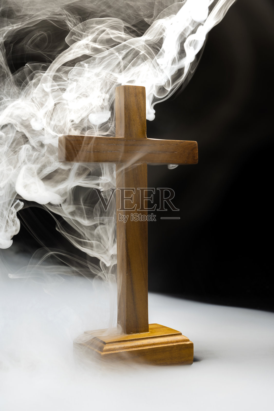 基督教十字架与烟雾背景。信仰和崇拜上帝的象征。照片摄影图片
