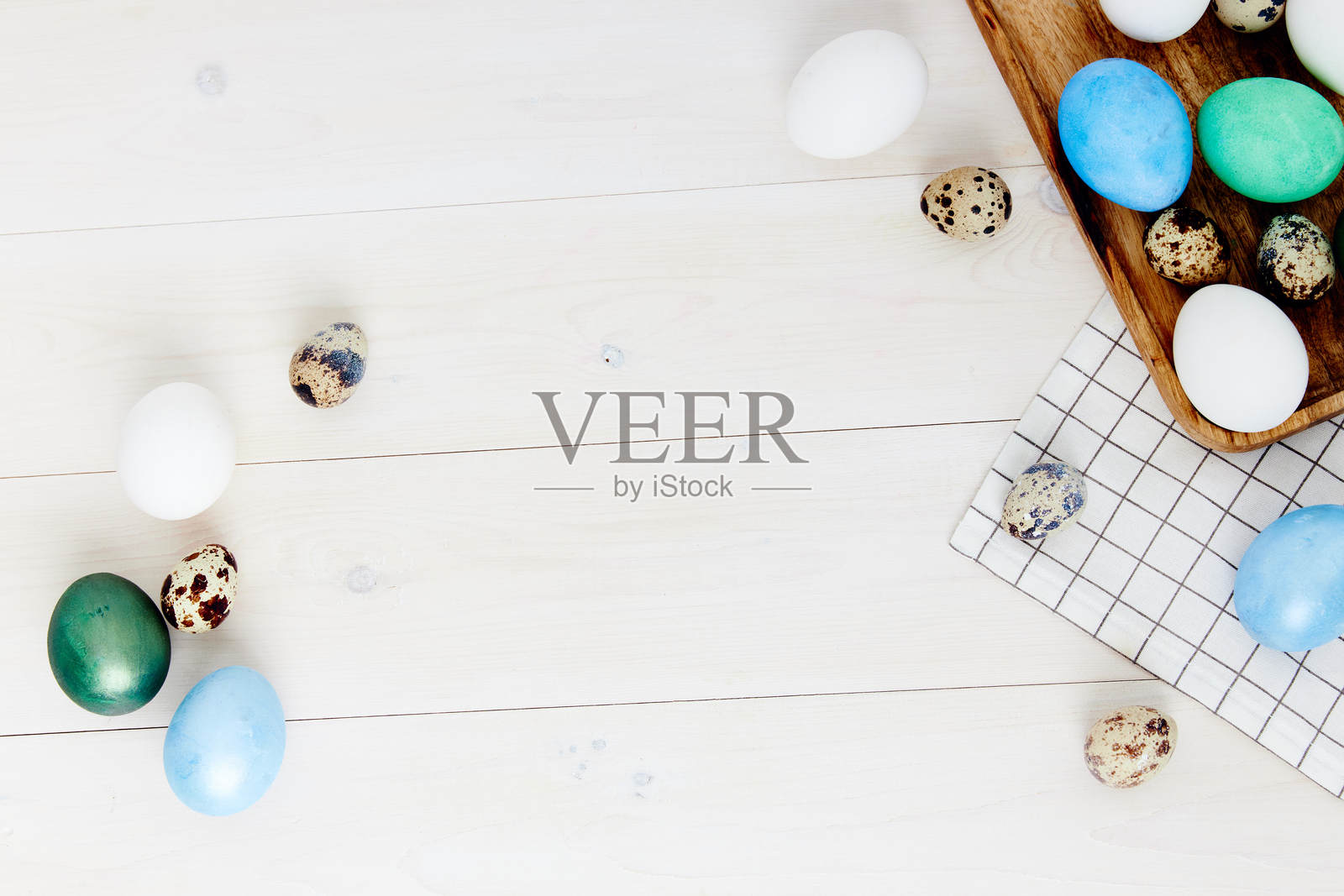 五彩斑斓的彩蛋随意摆放在桌子上,节日礼物。照片摄影图片