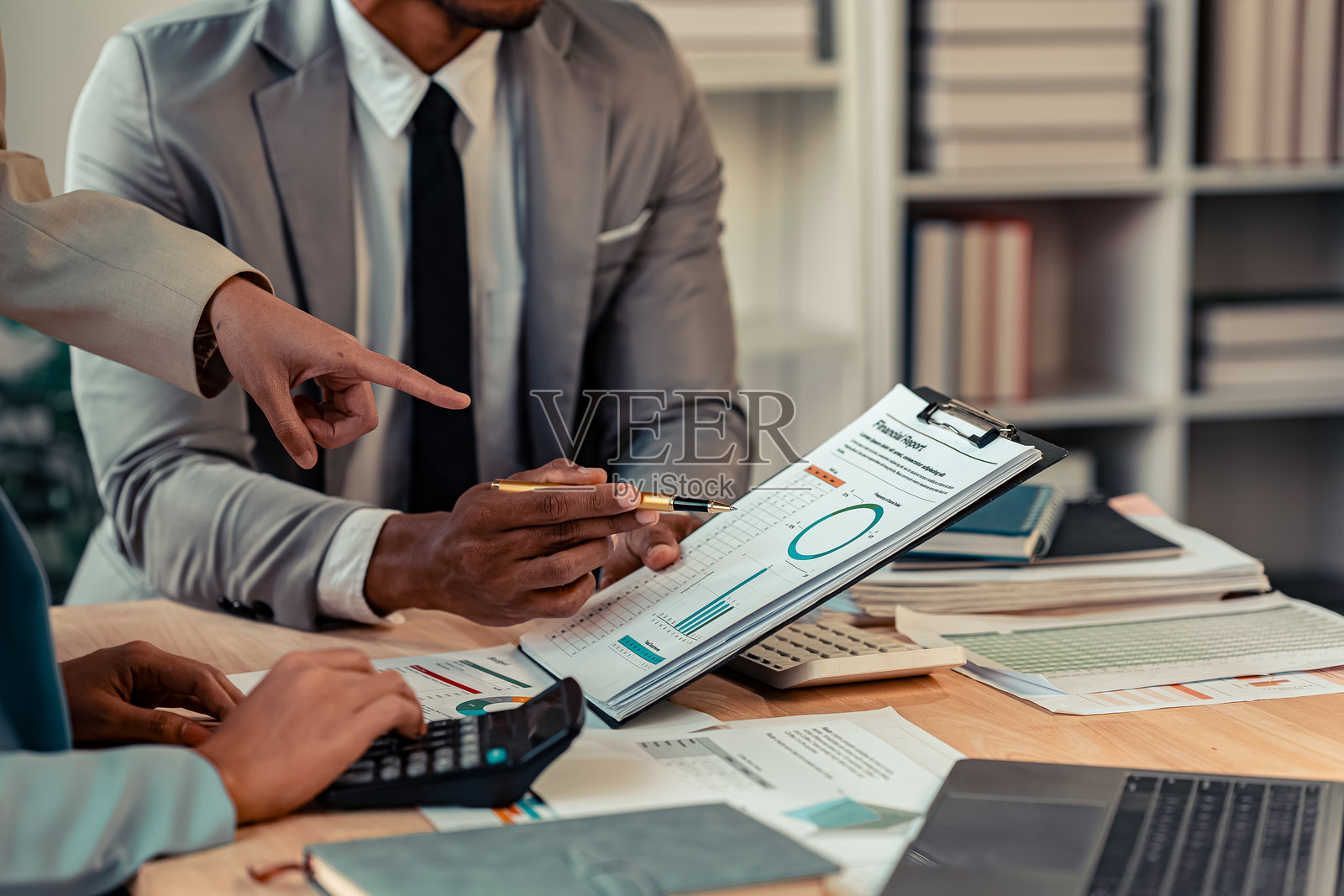 商业团队会议,分析、头脑风暴,图表、财务报告和笔记本电脑,强调财务咨询,特写照片照片摄影图片