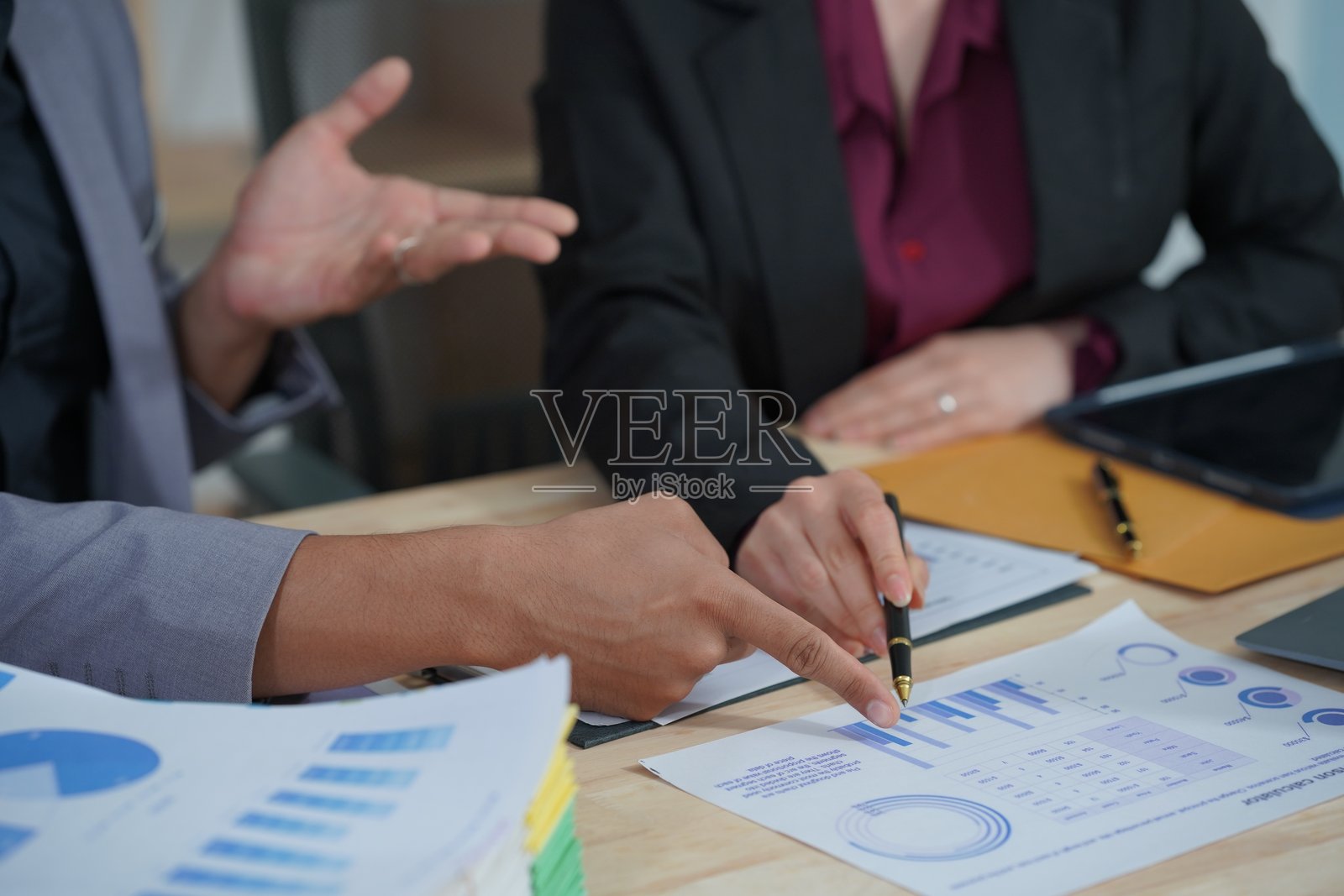 商业团队会议,分析、头脑风暴,图表、财务报告和笔记本电脑,强调财务咨询,特写镜头照片摄影图片