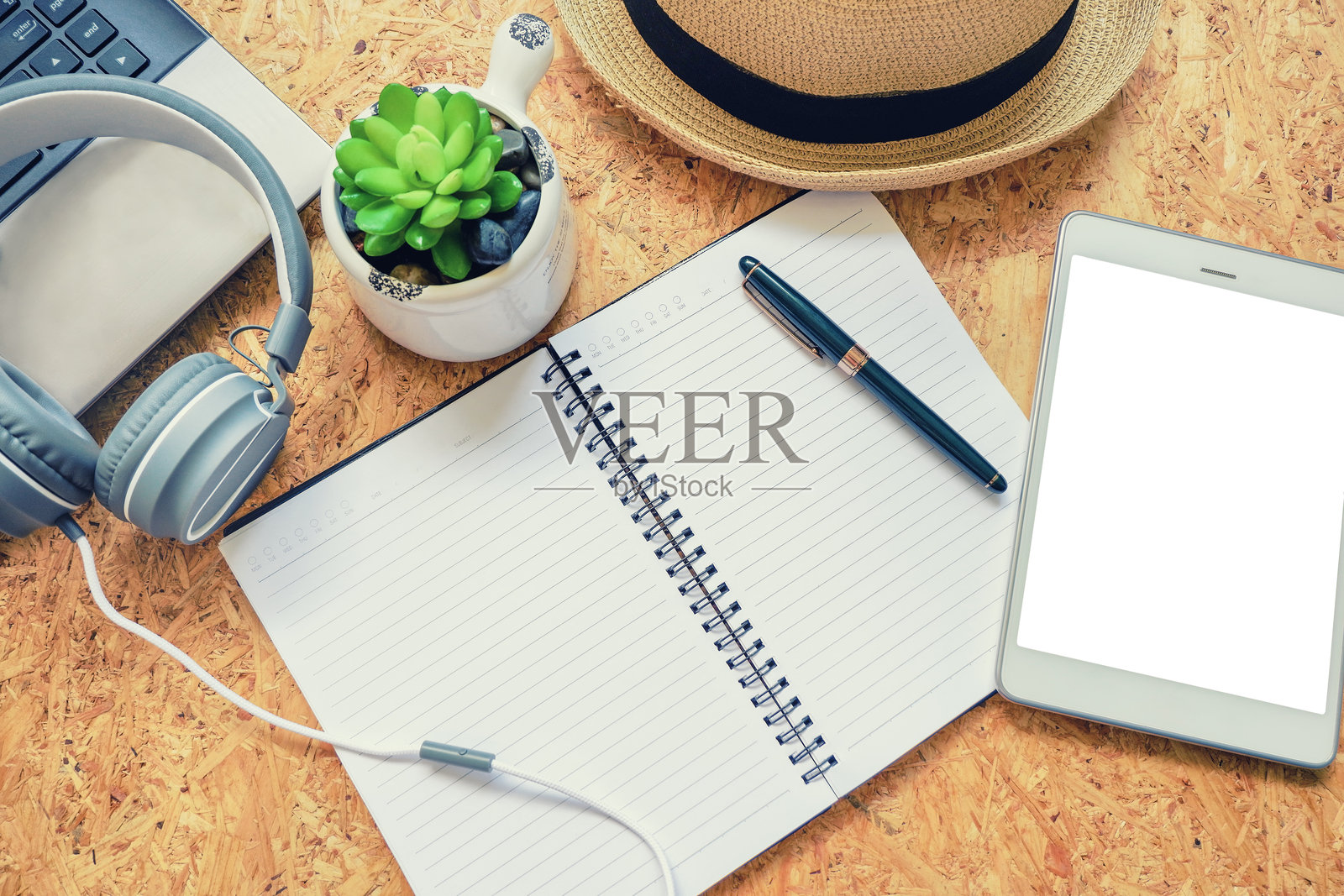 从上方直接拍摄的数字平板电脑、书籍和耳机放在桌子上照片摄影图片