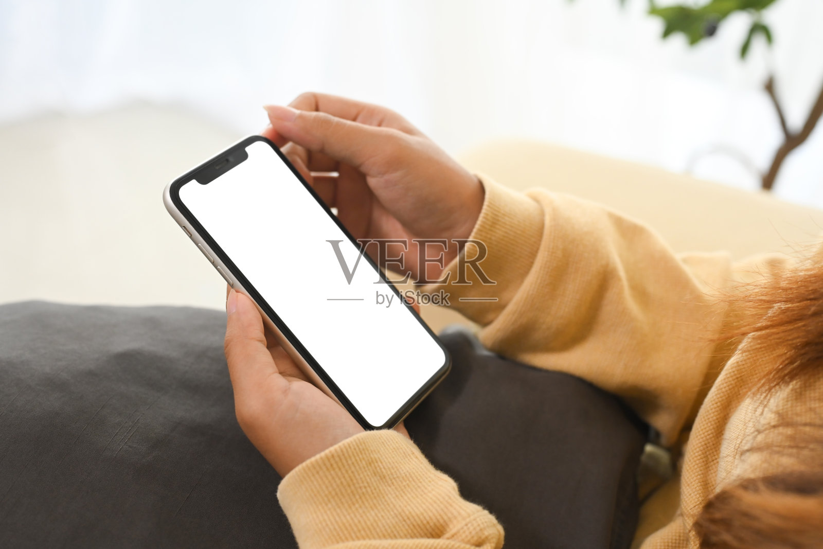 特写镜头:一个人手持白屏智能手机以展示应用程序照片摄影图片