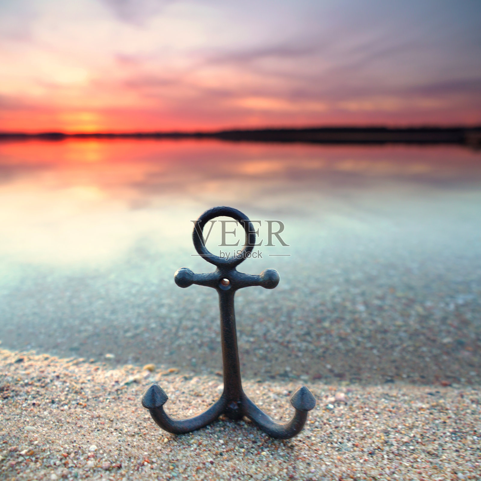 海滩上的铁锚照片摄影图片