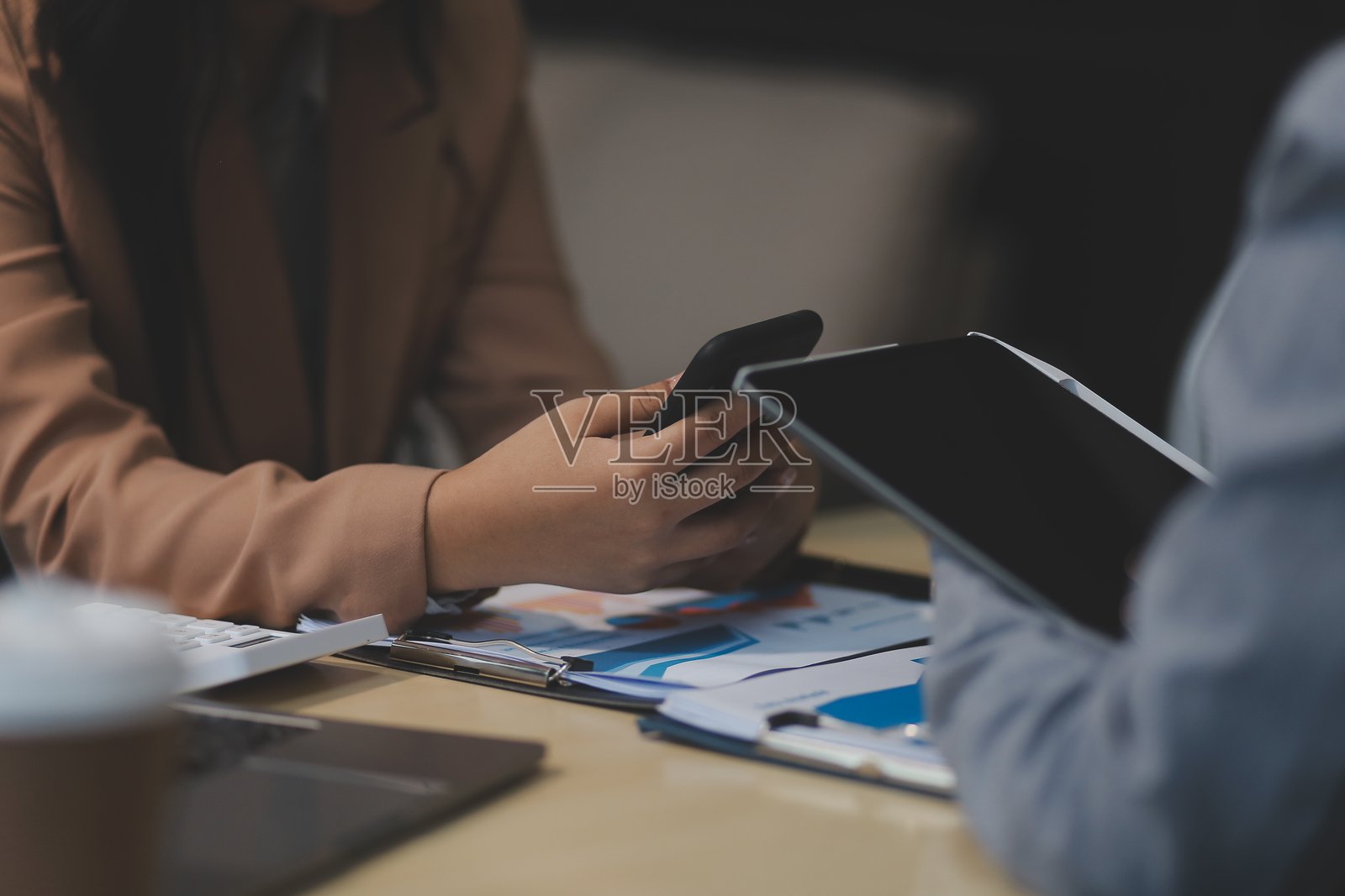 员工们在公司会议上讨论他们。照片摄影图片