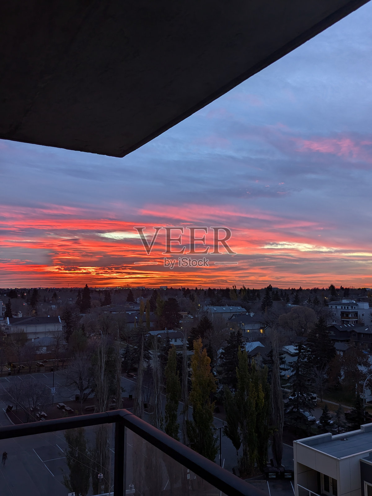 日出时分,阳光透过云层洒在城市上照片摄影图片