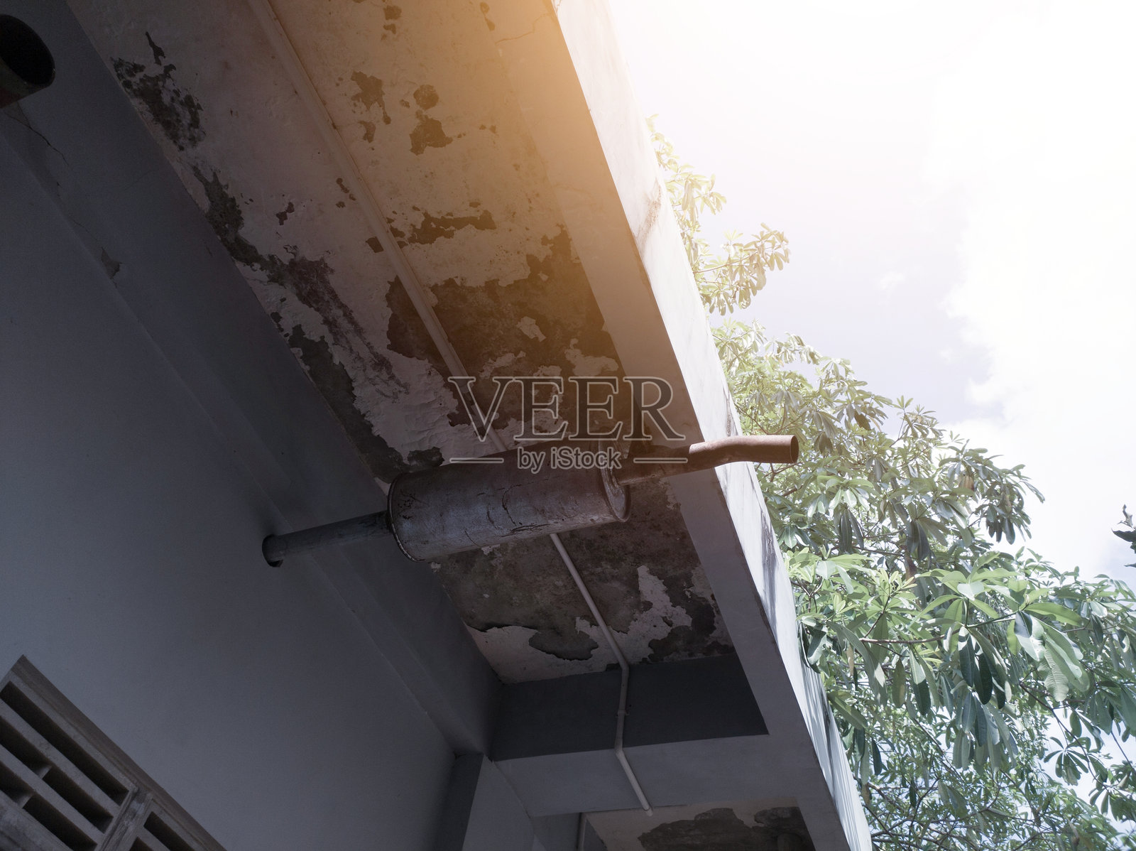 发动机建筑房间内的排气系统和消声器。位于建筑物顶部的动力发动机房,碳气体和排放的概念。照片摄影图片