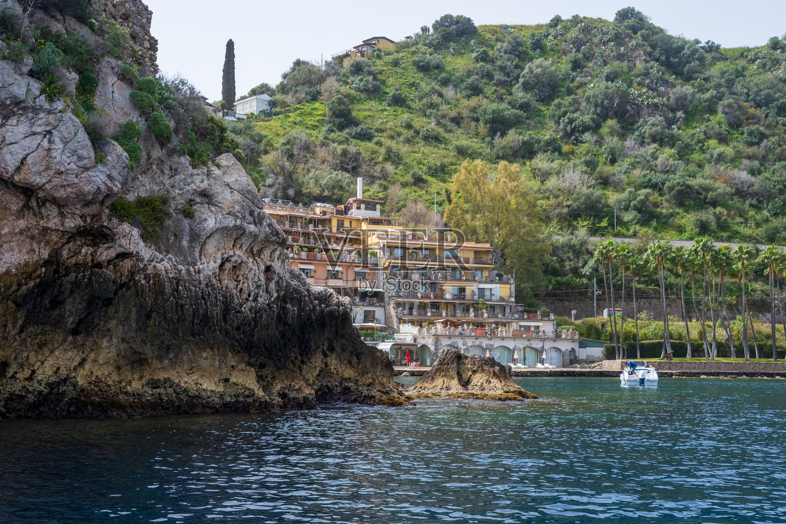 意大利西西里岛陶尔米纳的酒店与山丘照片摄影图片
