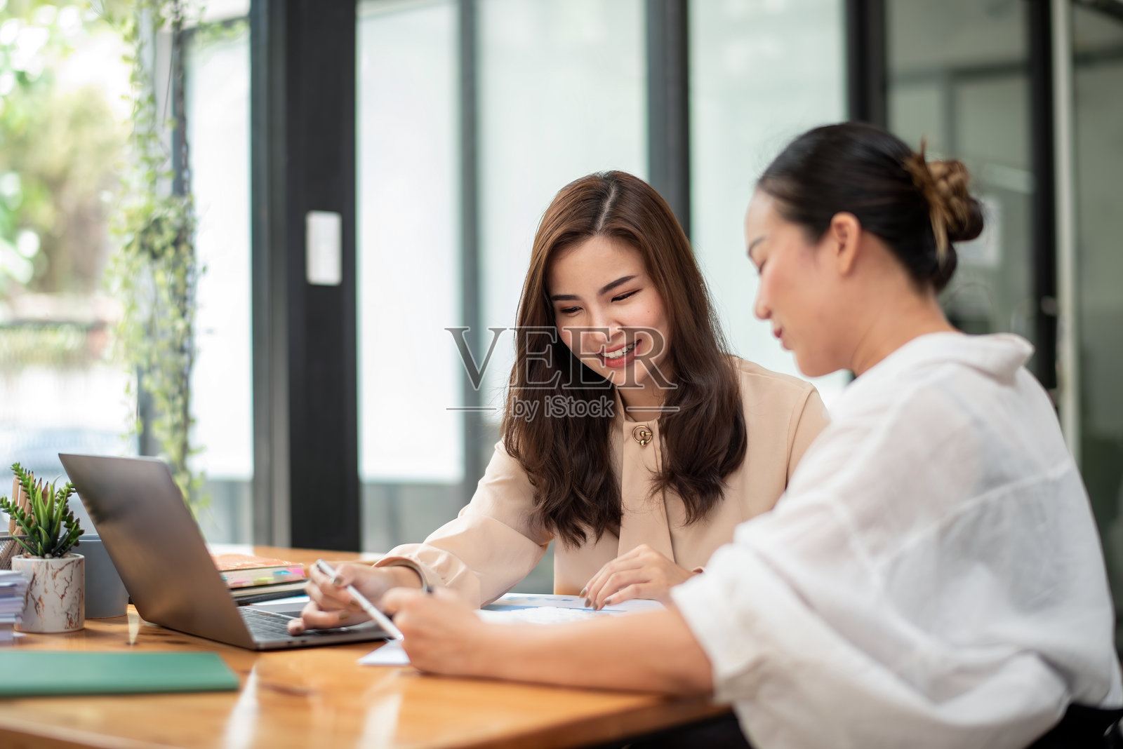 女商人在办公室进行头脑风暴。展示项目分析给商业伙伴。同事们正在为新的创业项目工作。规划投资策略。咨询并展示想法。照片摄影图片