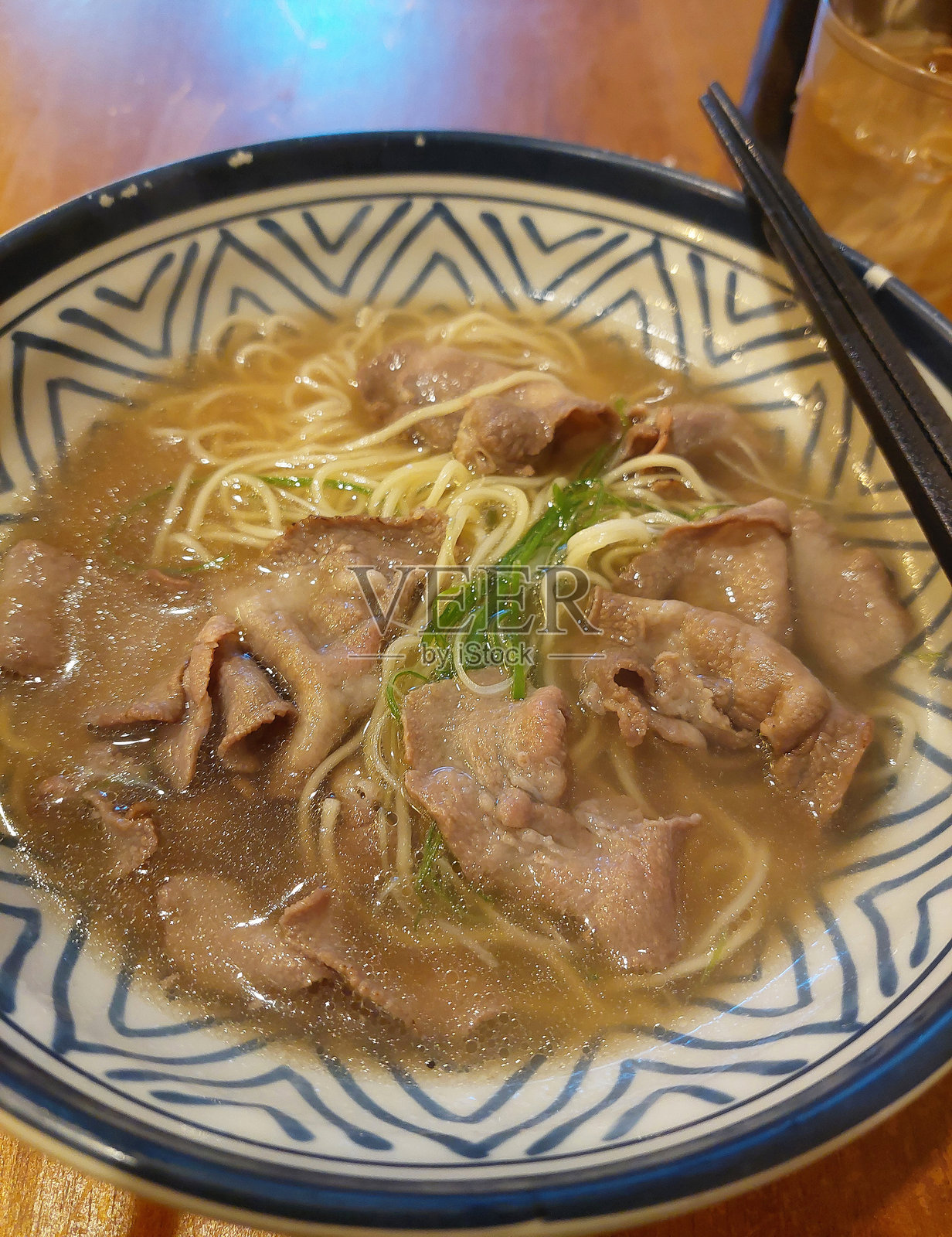 自制拉面和盐汤烤牛舌照片摄影图片