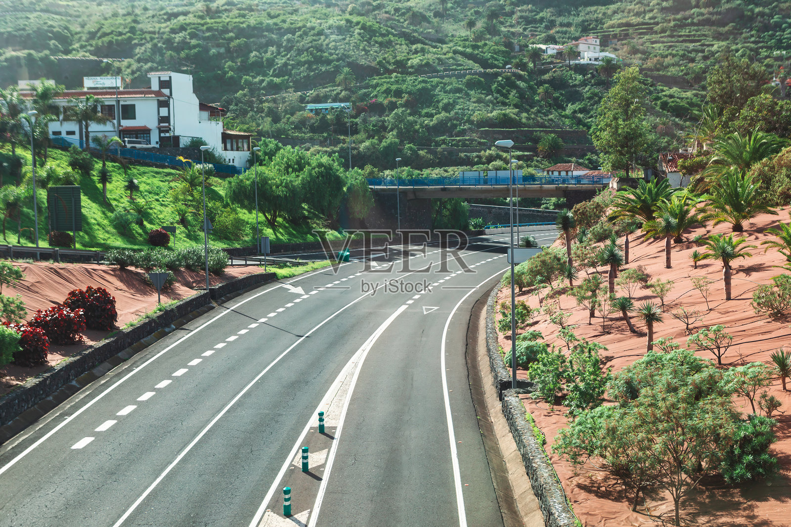 风景如画的道路与其上的桥梁照片摄影图片