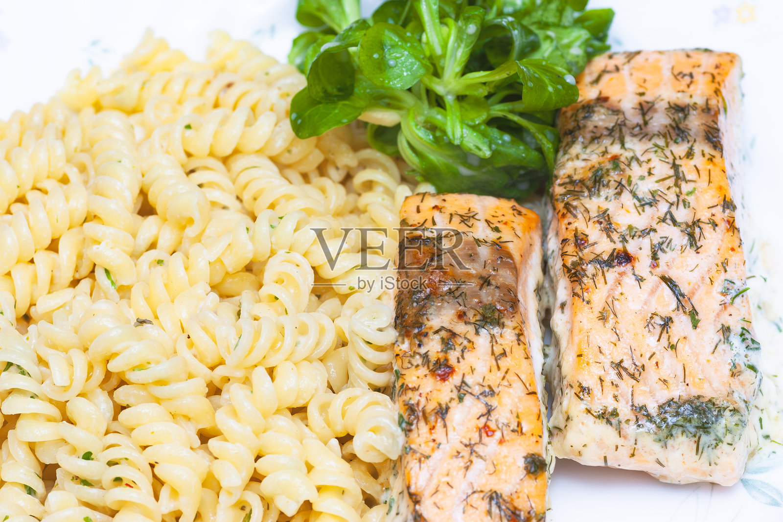 柠檬酱意大利面配三文鱼片照片摄影图片