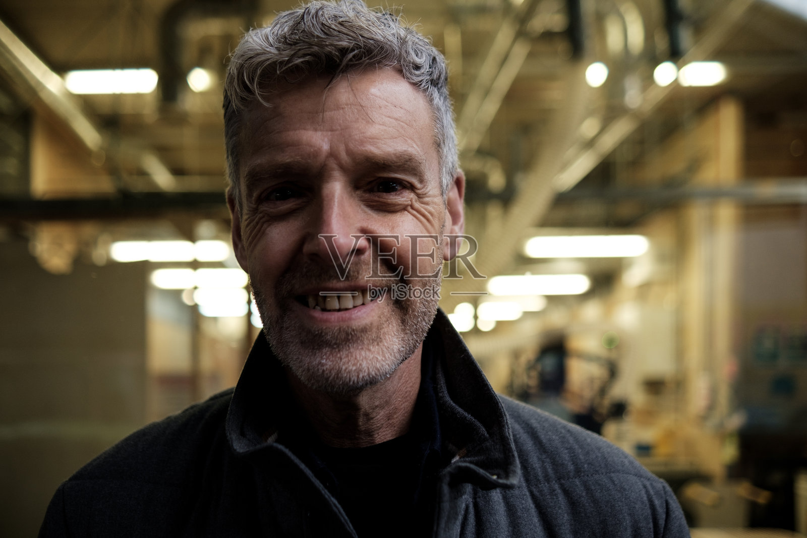 微笑的工程师在工厂环境中的肖像照片摄影图片