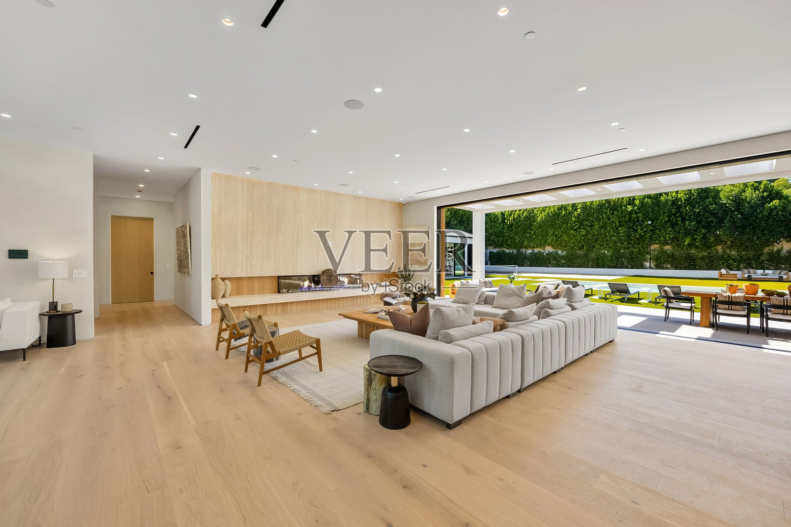 现代客厅与花园景观。照片摄影图片