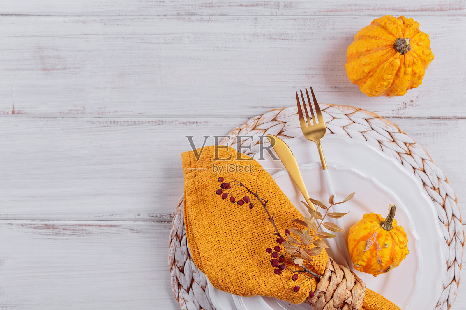 秋季桌面布置与南瓜装饰照片摄影图片