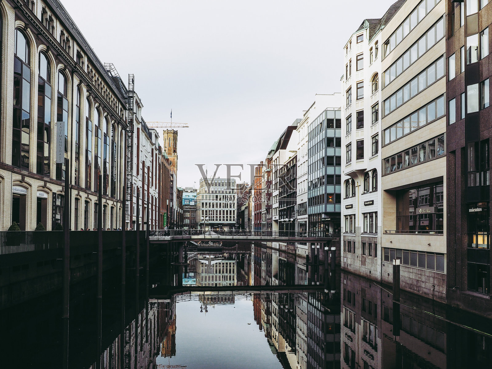 建筑物在运河中的倒影与天空相映照片摄影图片