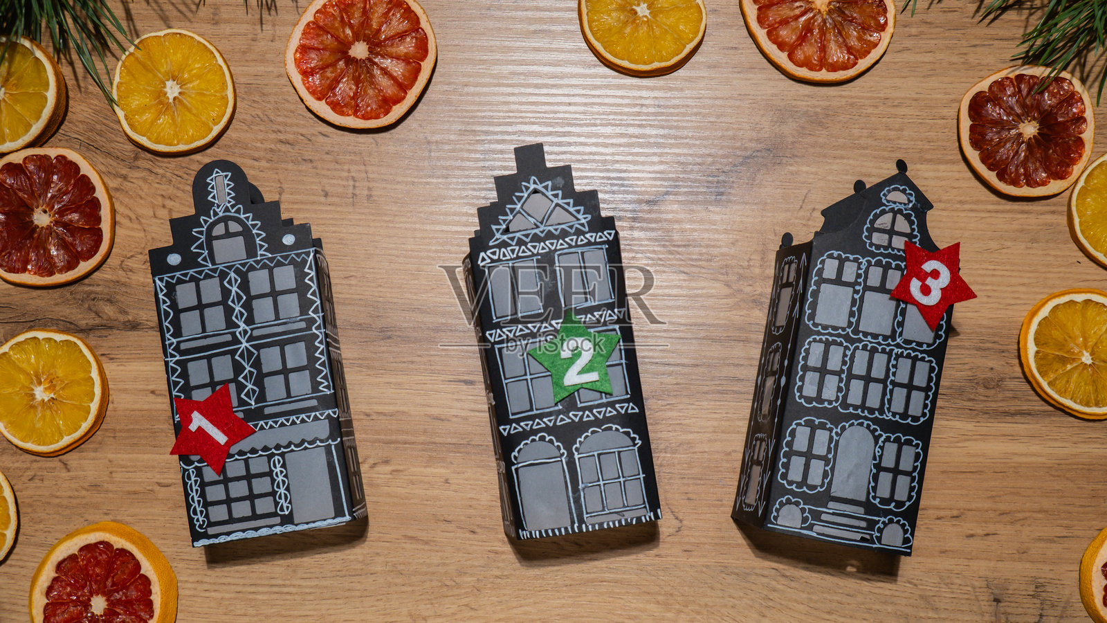 圣诞姜饼纸黑色房子礼物创意。DIY日历环保装饰。零浪费制作手工礼物儿童DIY项目。假期家庭时光。照片摄影图片