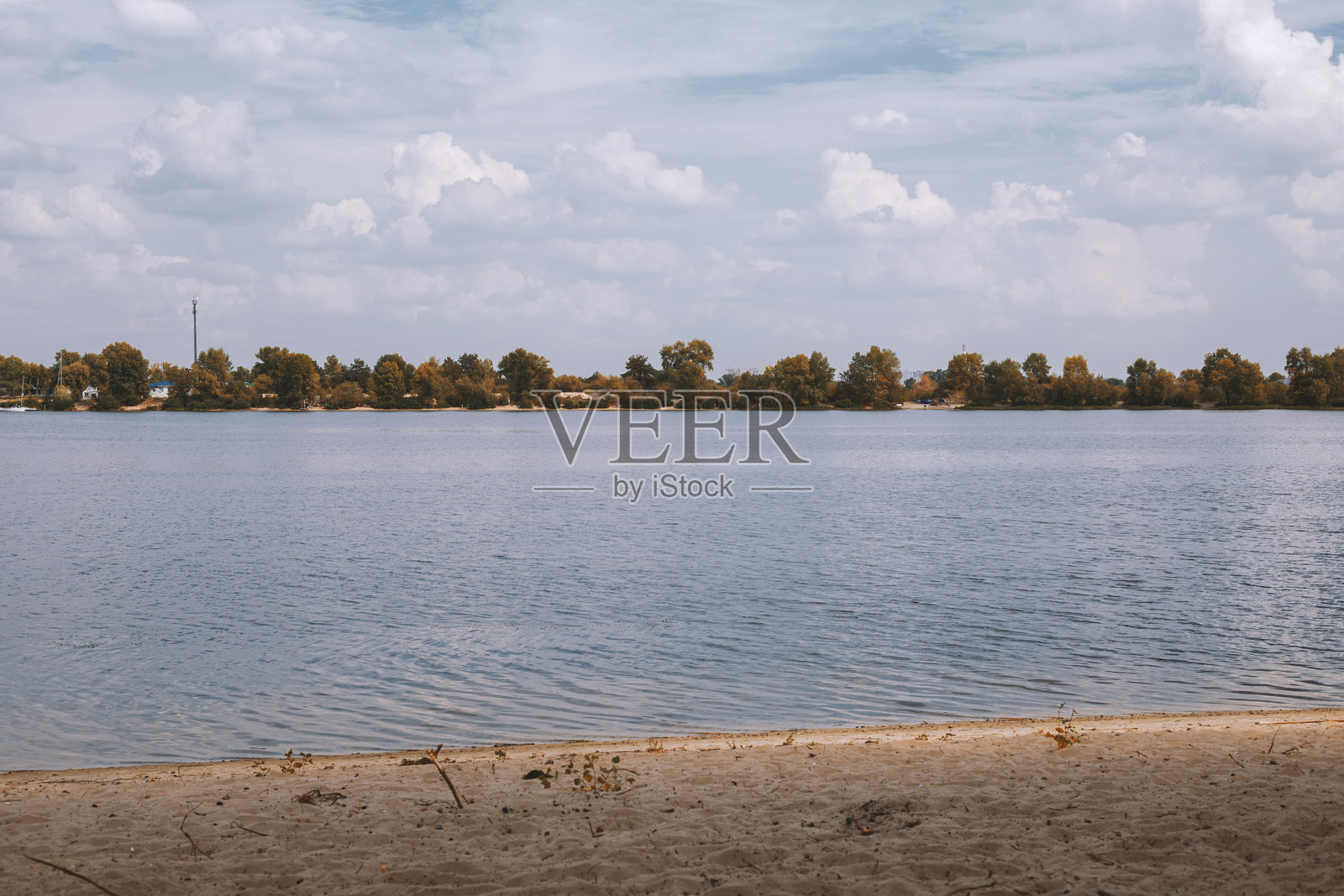 阳光明媚的美丽河流风景照片摄影图片