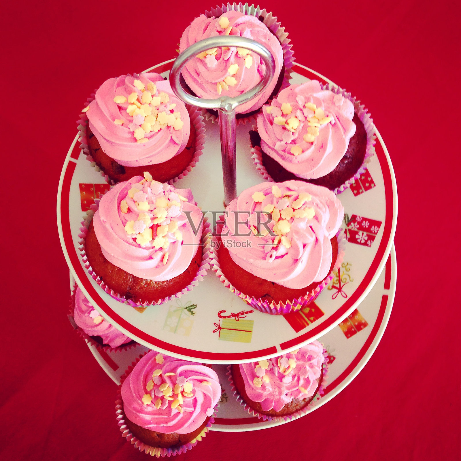 高角度视图的蛋糕架上的杯子蛋糕照片摄影图片