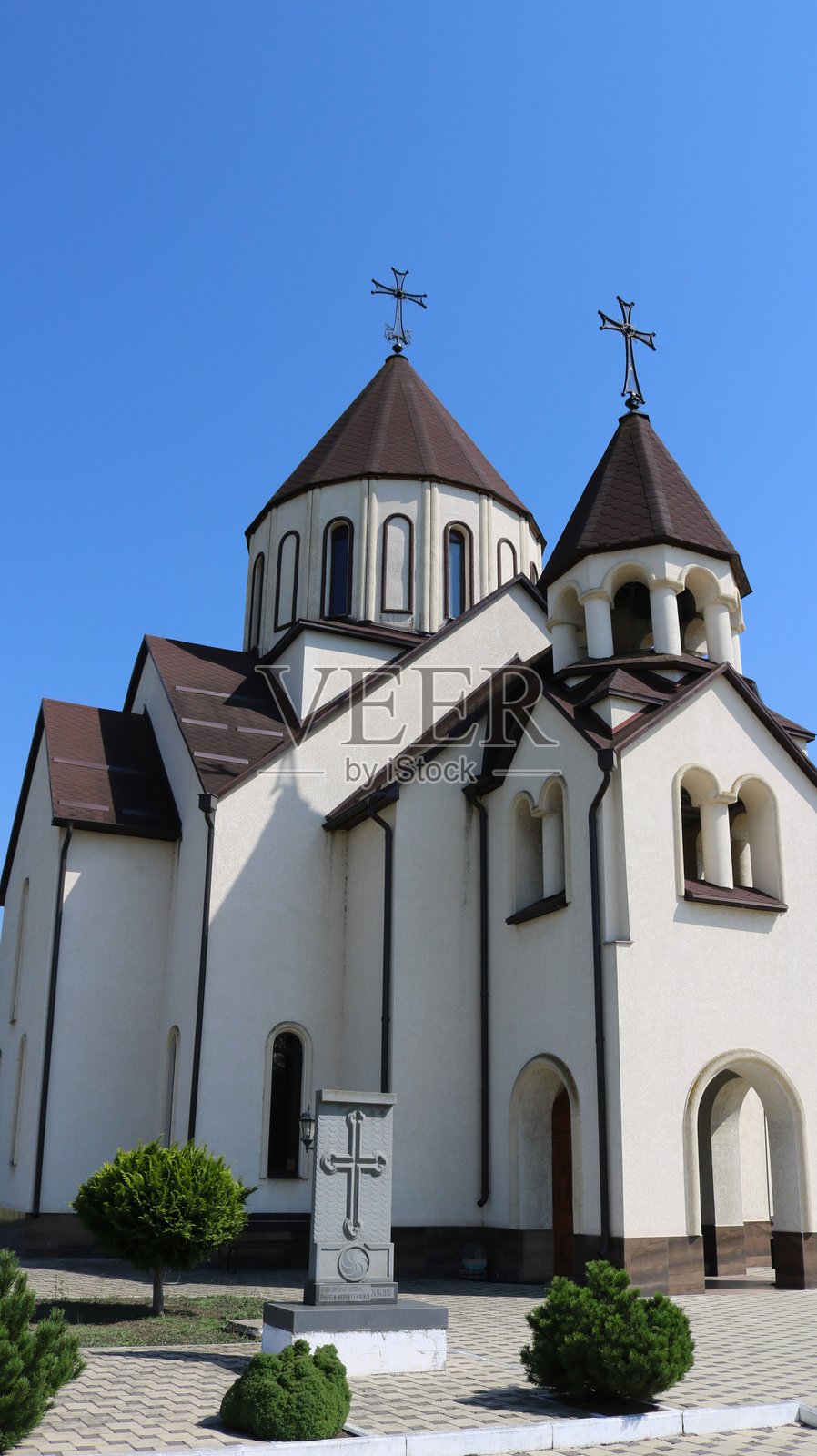 带有圆锥形圆顶的基督教大教堂照片摄影图片