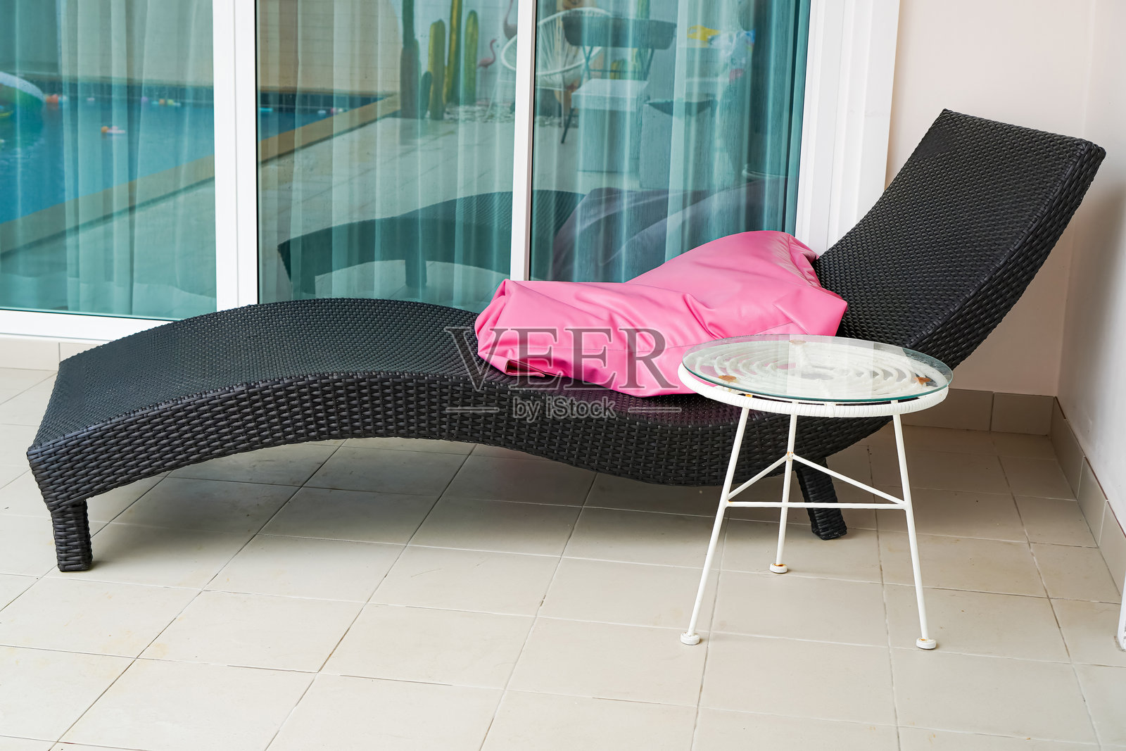 泳池边躺椅与家庭游泳池或豪华酒店的当代设计的图片。照片摄影图片