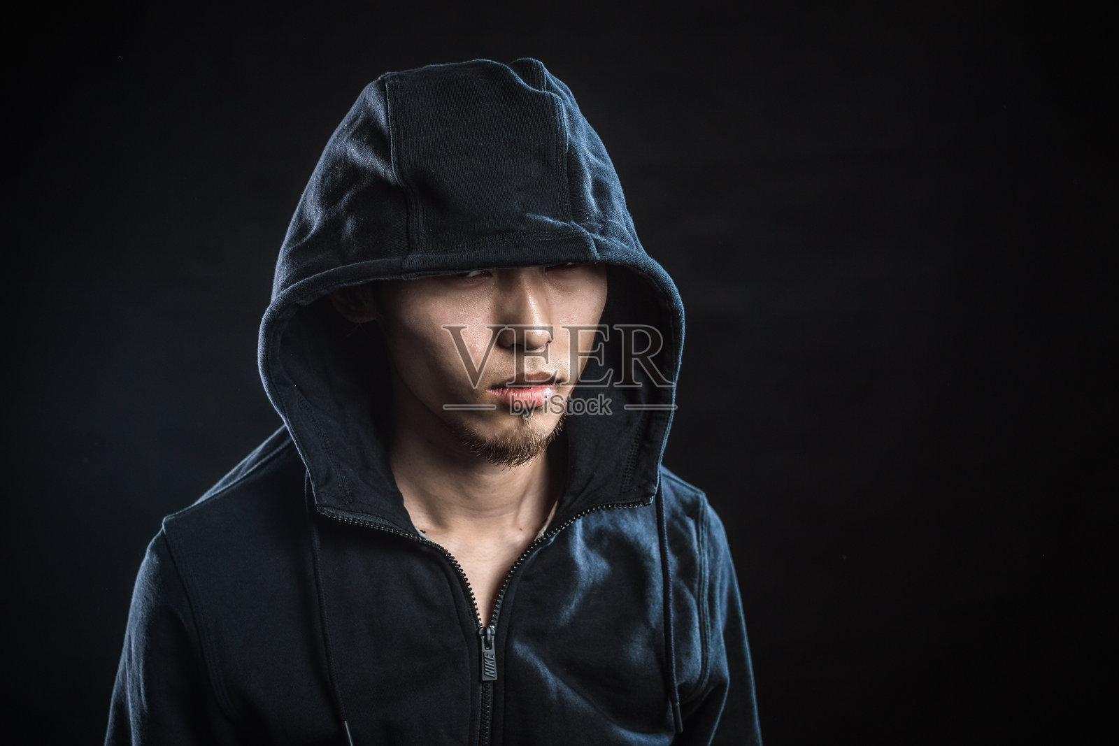 年轻帅气的男子穿着连帽衫照片摄影图片