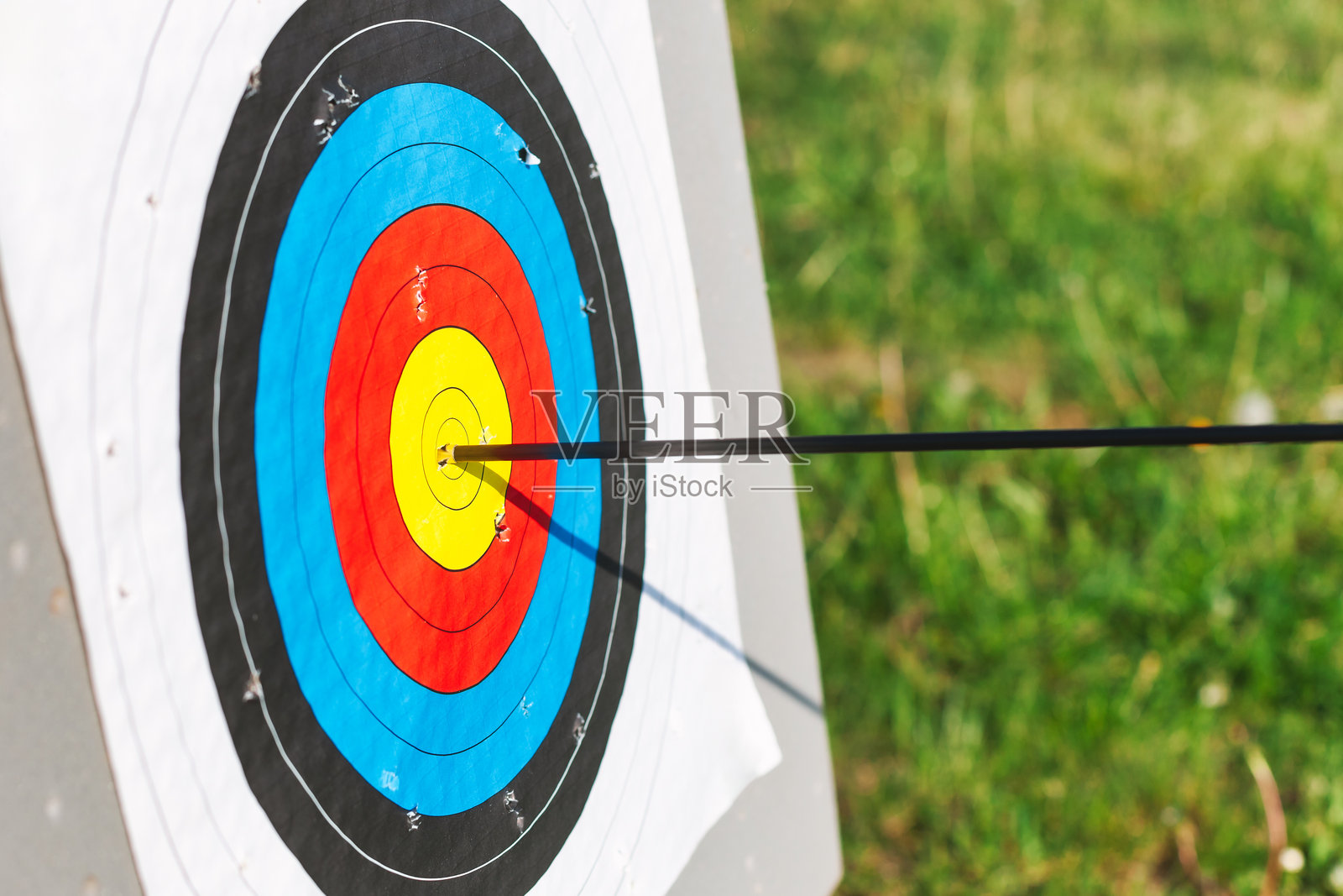 靶心中有箭的射箭靶照片摄影图片