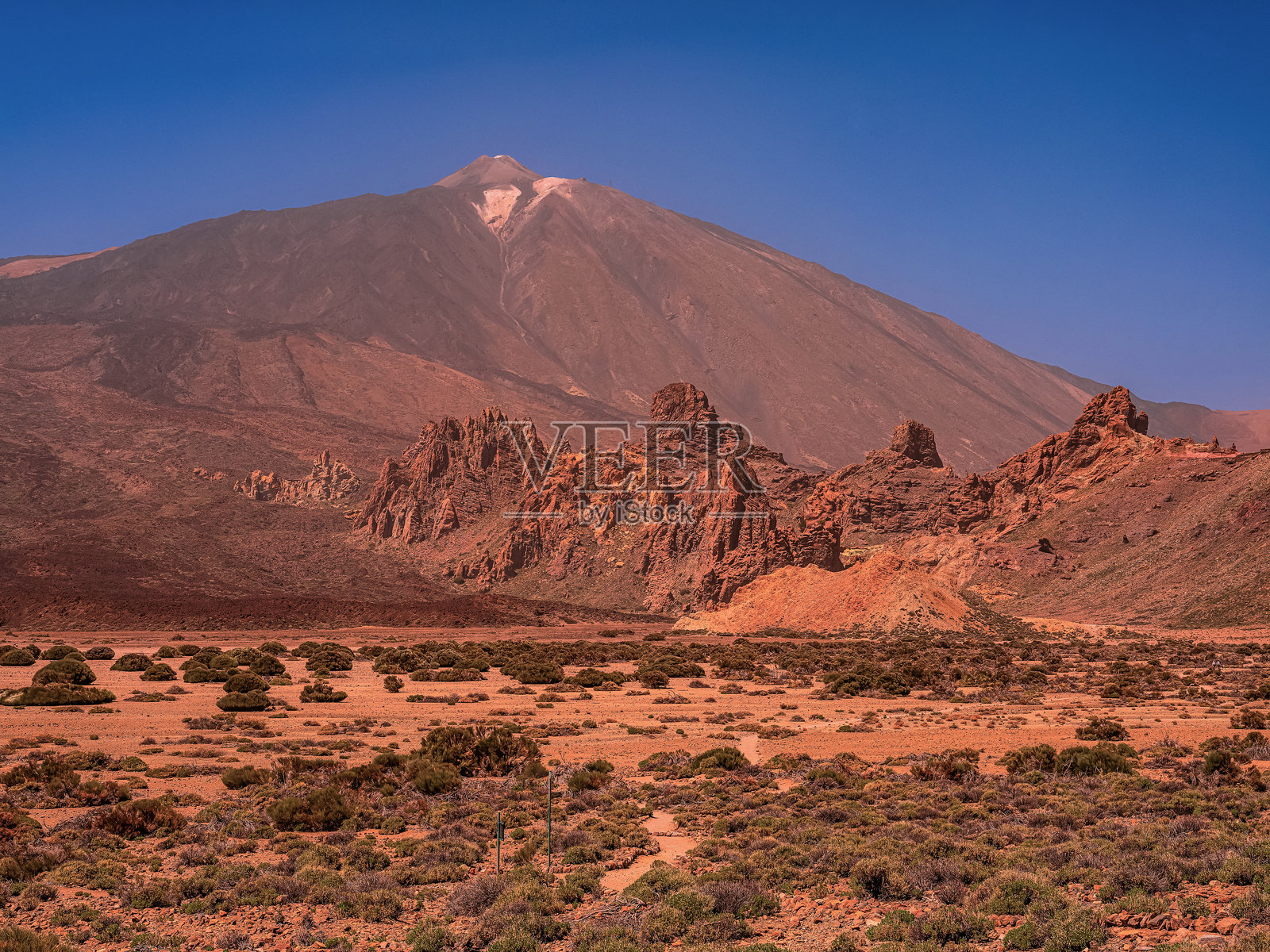 特内里费岛上有许多红色岩石和美丽山脉背景的景点照片摄影图片