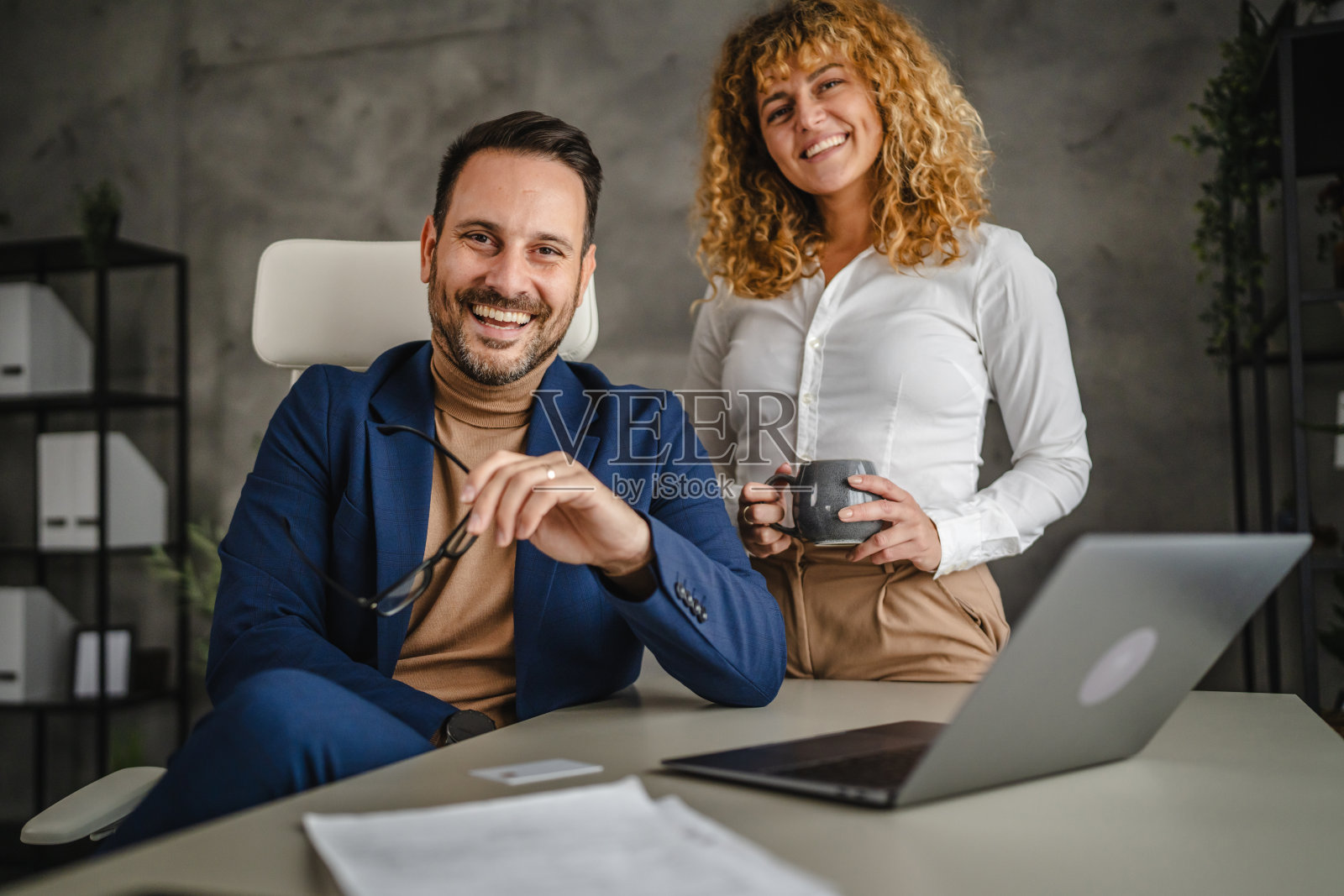 办公室里两位同事的咖啡休息肖像照片摄影图片