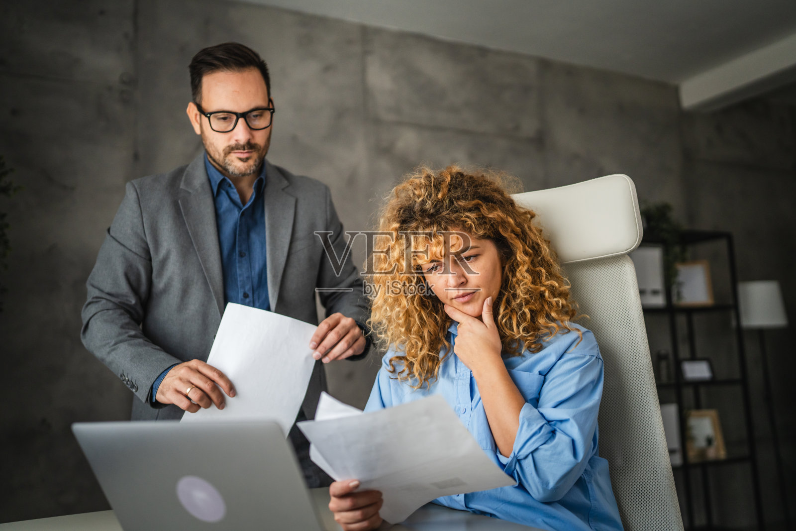兴奋的同事们一起阅读关于新项目的合同照片摄影图片