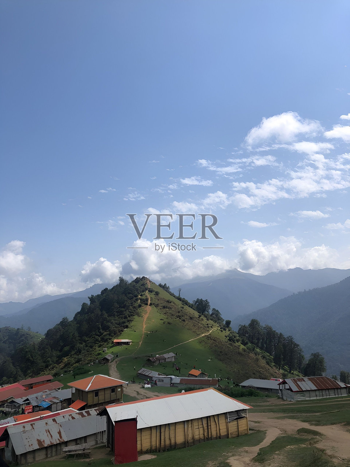 风景如画的山脉景观与建筑物照片摄影图片