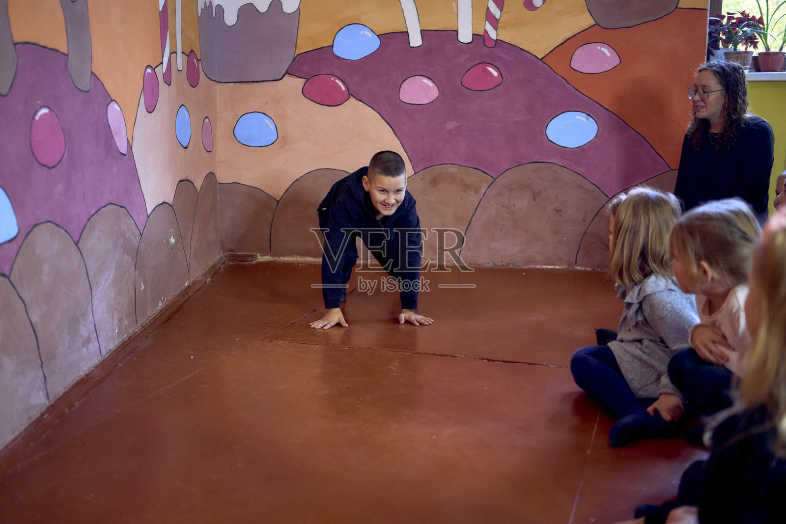 5-7岁儿童在课外活动的表演班上与老师一起。照片摄影图片