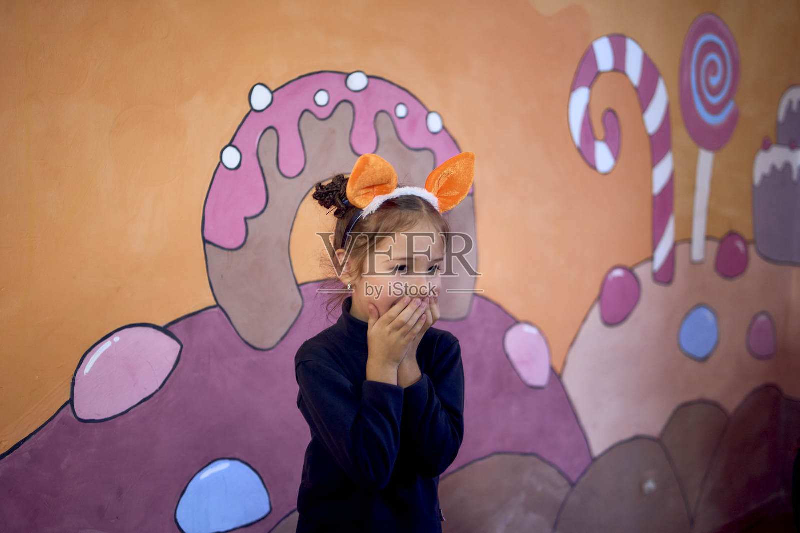 一个小女孩在表演课上扮演狐狸,参加课外活动。照片摄影图片