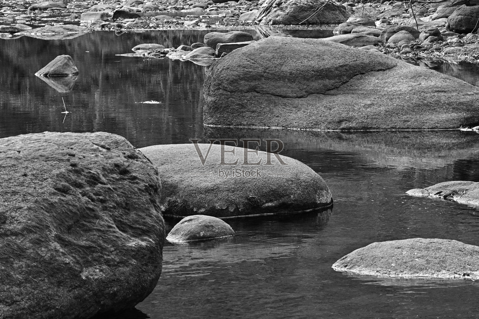 干旱期间的河床照片摄影图片