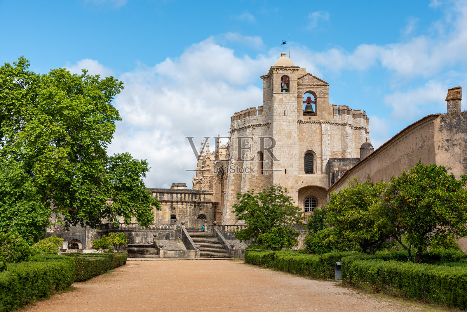 葡萄牙托马尔的标志性防御性建筑基督修道院的外观,曾是圣殿骑士团的主要修道院。照片摄影图片
