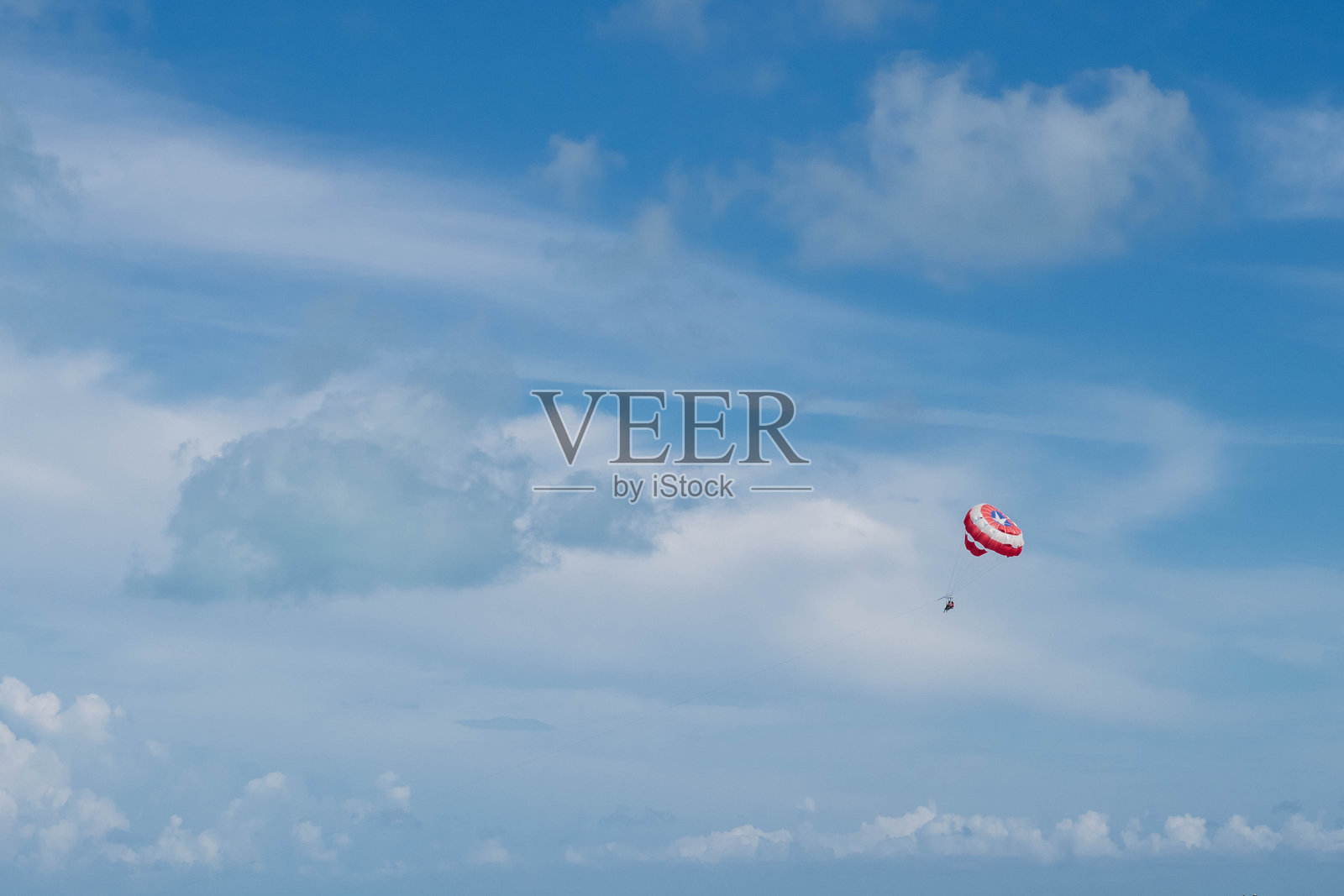 在蓝色多云的天空中滑翔伞运动照片摄影图片