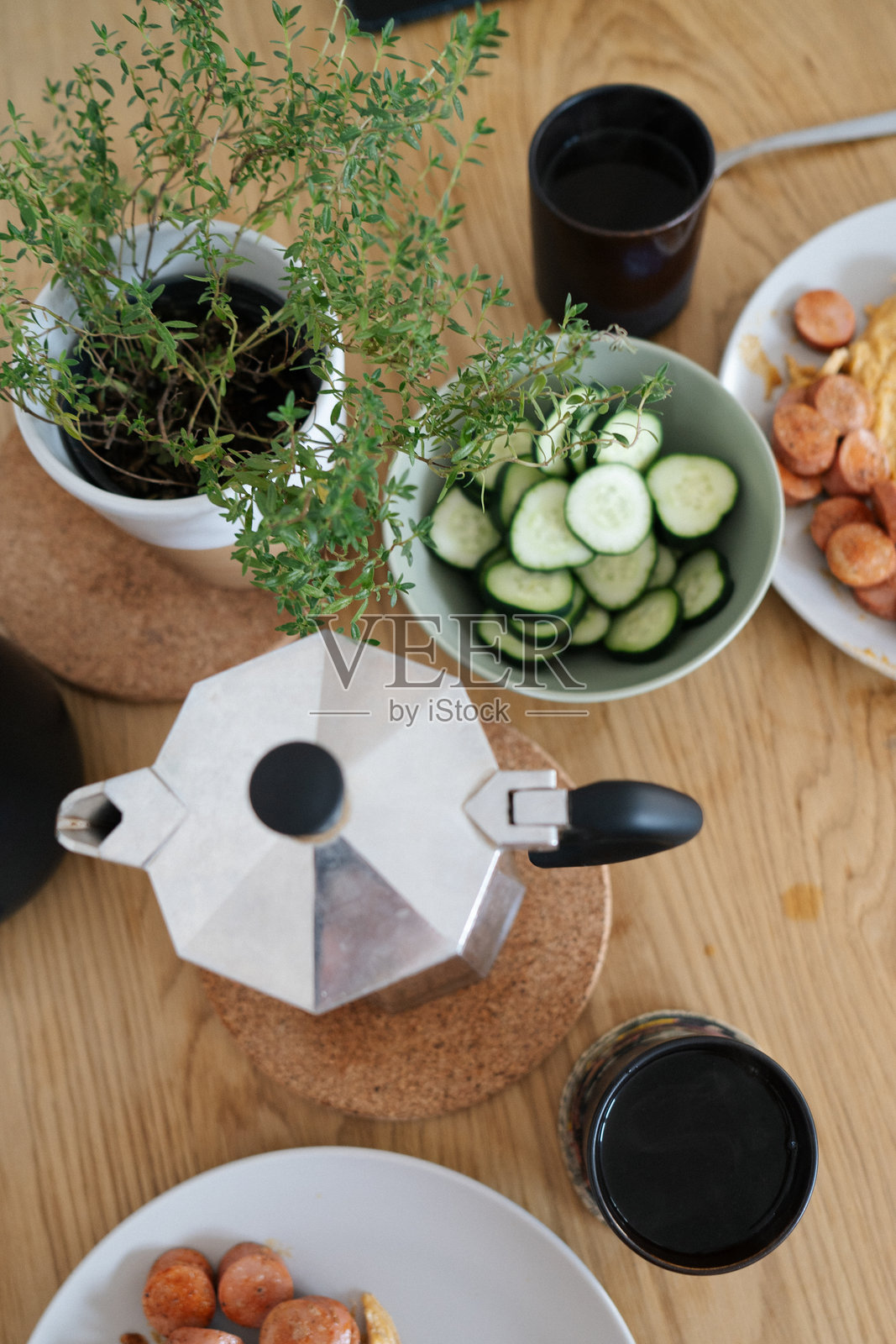 健康早餐:黄瓜、咖啡和百里香植物照片摄影图片