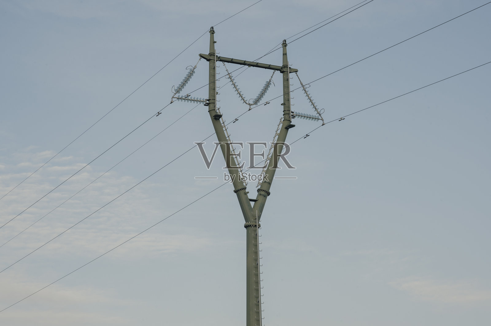 靠近库内奥(皮埃蒙特)的高压电塔照片摄影图片