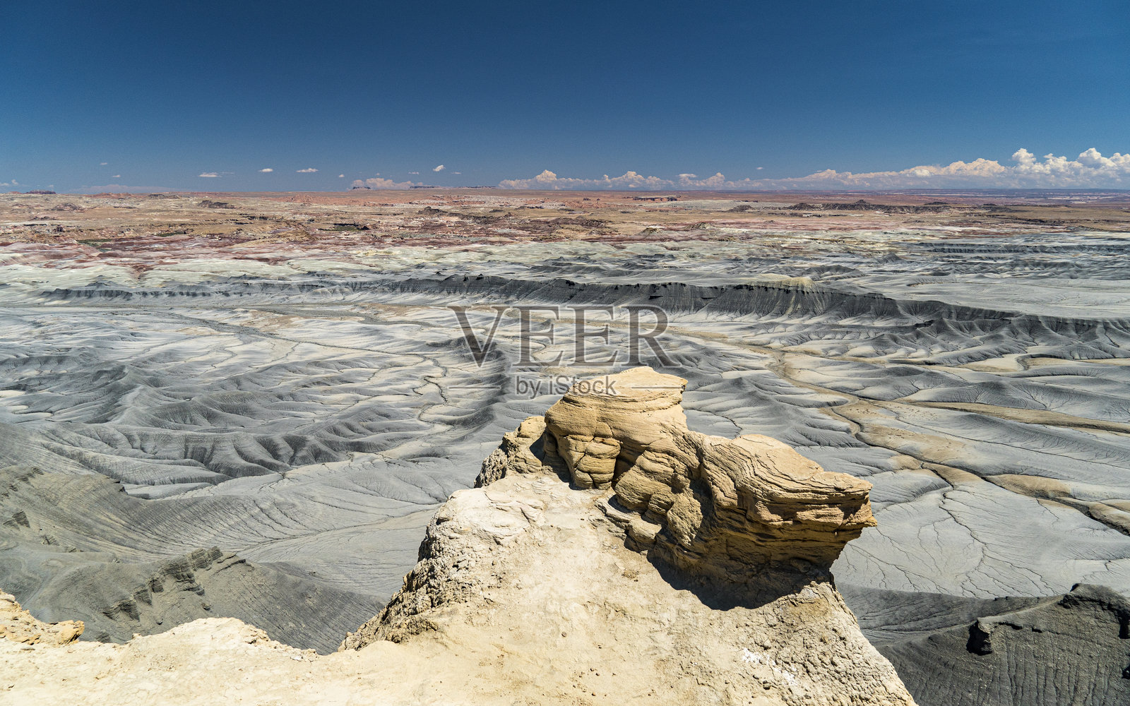 从月球景观观景台俯瞰南犹他州汉克斯维尔附近的灰色山丘和荒地的全景。照片摄影图片