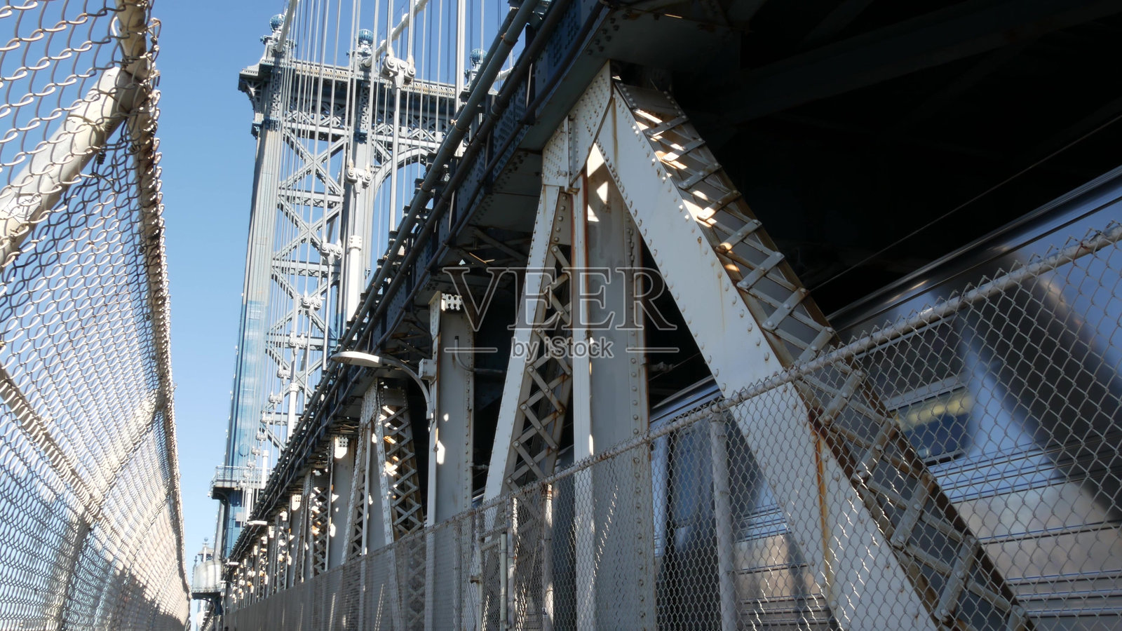 纽约市曼哈顿大桥。行人通道上的地铁列车。铁路交通。照片摄影图片