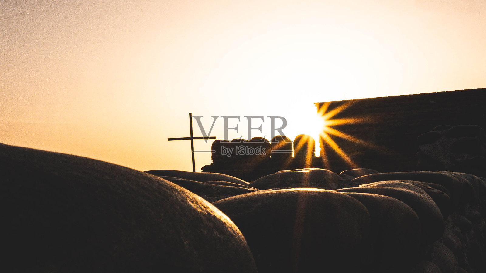 日落时分,阳光穿过石墙,形成金色剪影照片摄影图片