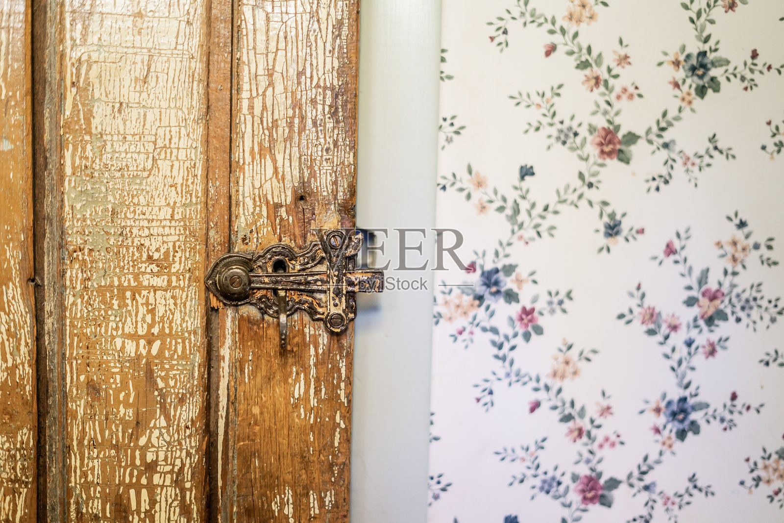 复古木门,漆面剥落,配有花卉壁纸照片摄影图片