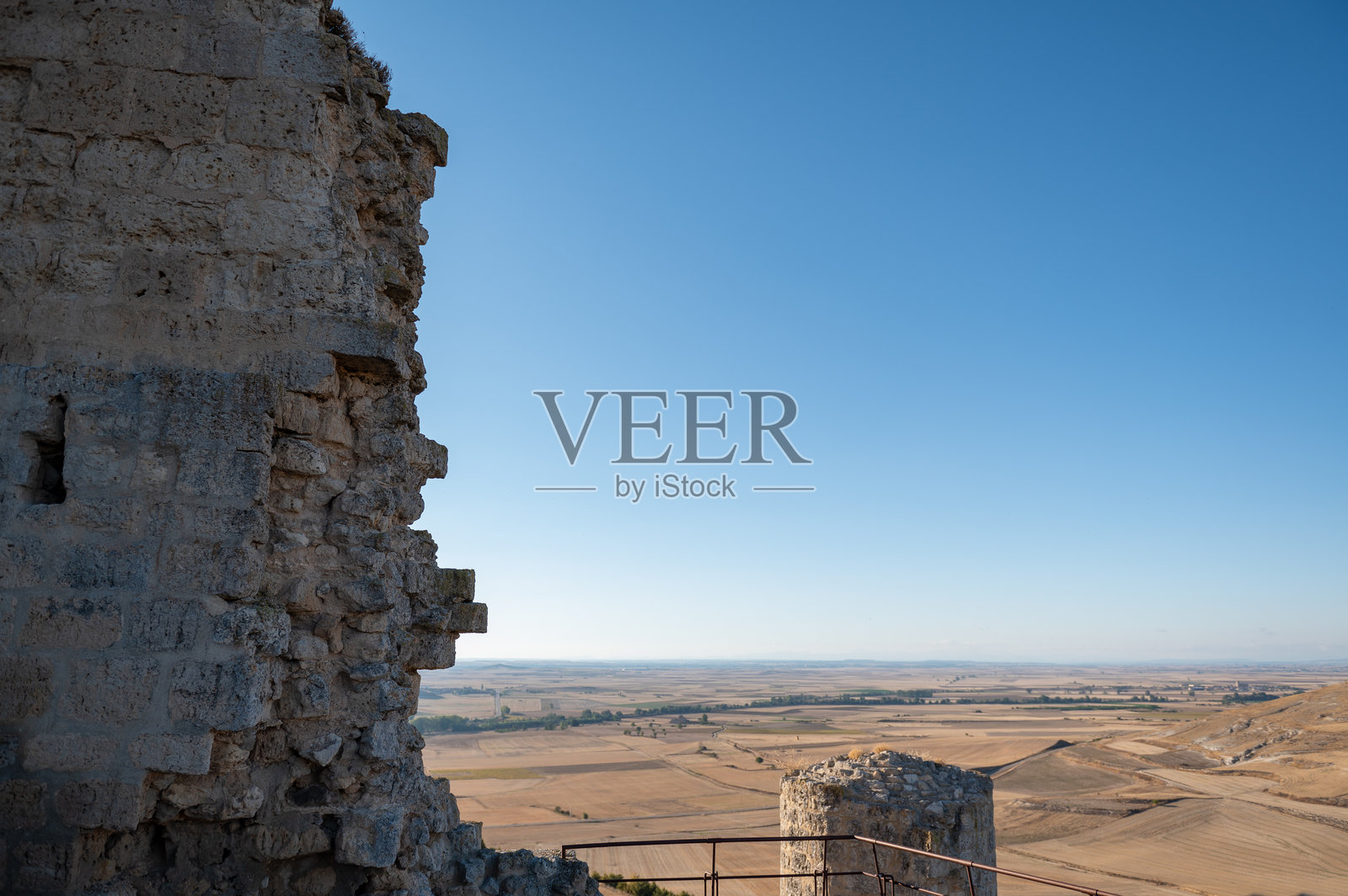 从卡斯特罗赫里斯城堡俯瞰布尔戈斯的卡雷莱拉高原,位于卡斯蒂利亚和莱昂乡村。照片摄影图片