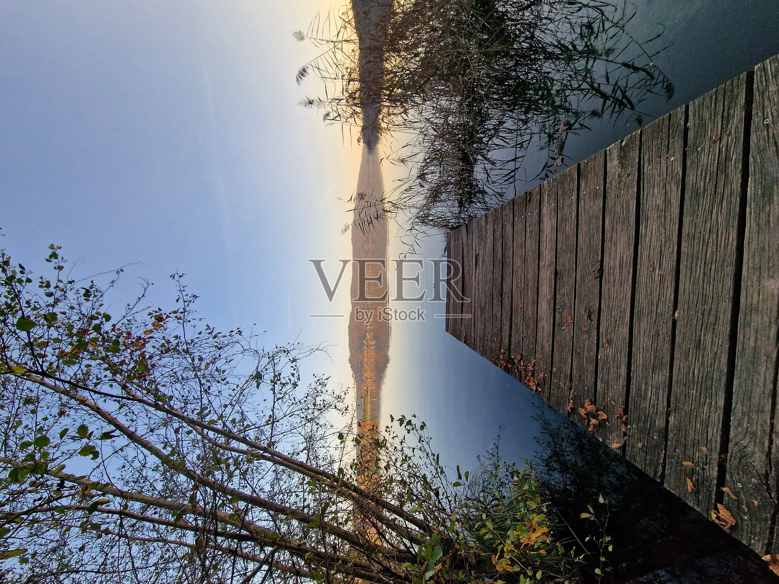 湖边的码头照片摄影图片