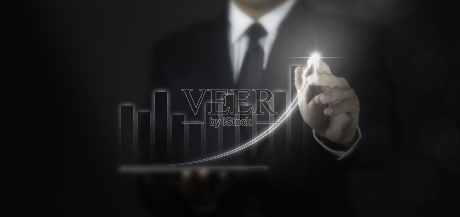 商人使用平板电脑并写下关于企业未来增长计划的向上箭头。成功发展的概念。照片摄影图片