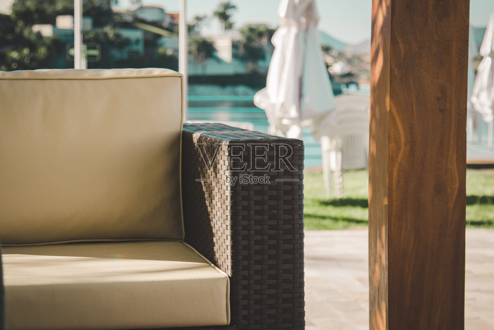 院子里木柱旁的沙发照片摄影图片