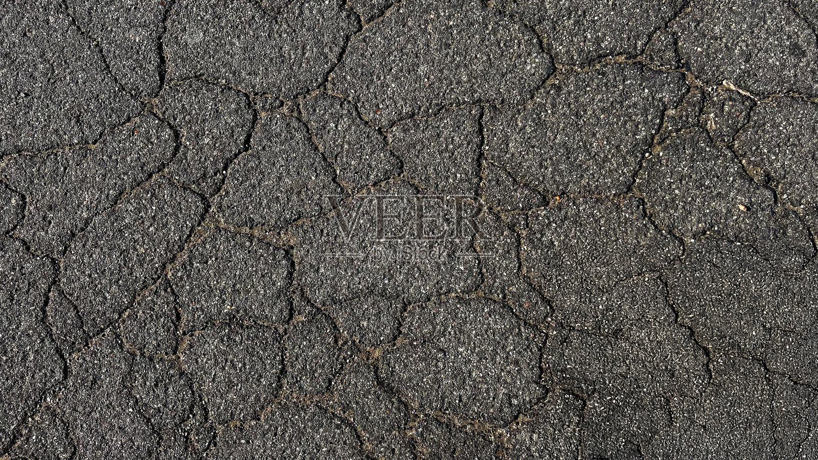破裂的沥青背景纹理。破裂的沥青路面纹理。破裂沥青的特写图像。照片摄影图片