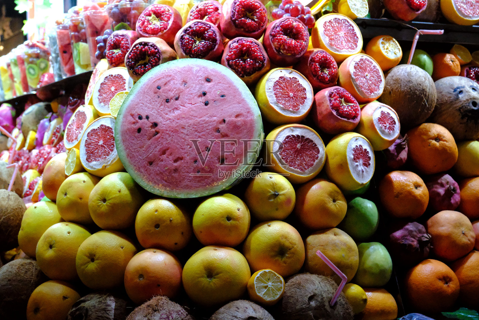 超市色彩鲜艳、新鲜健康的水果区图片照片摄影图片